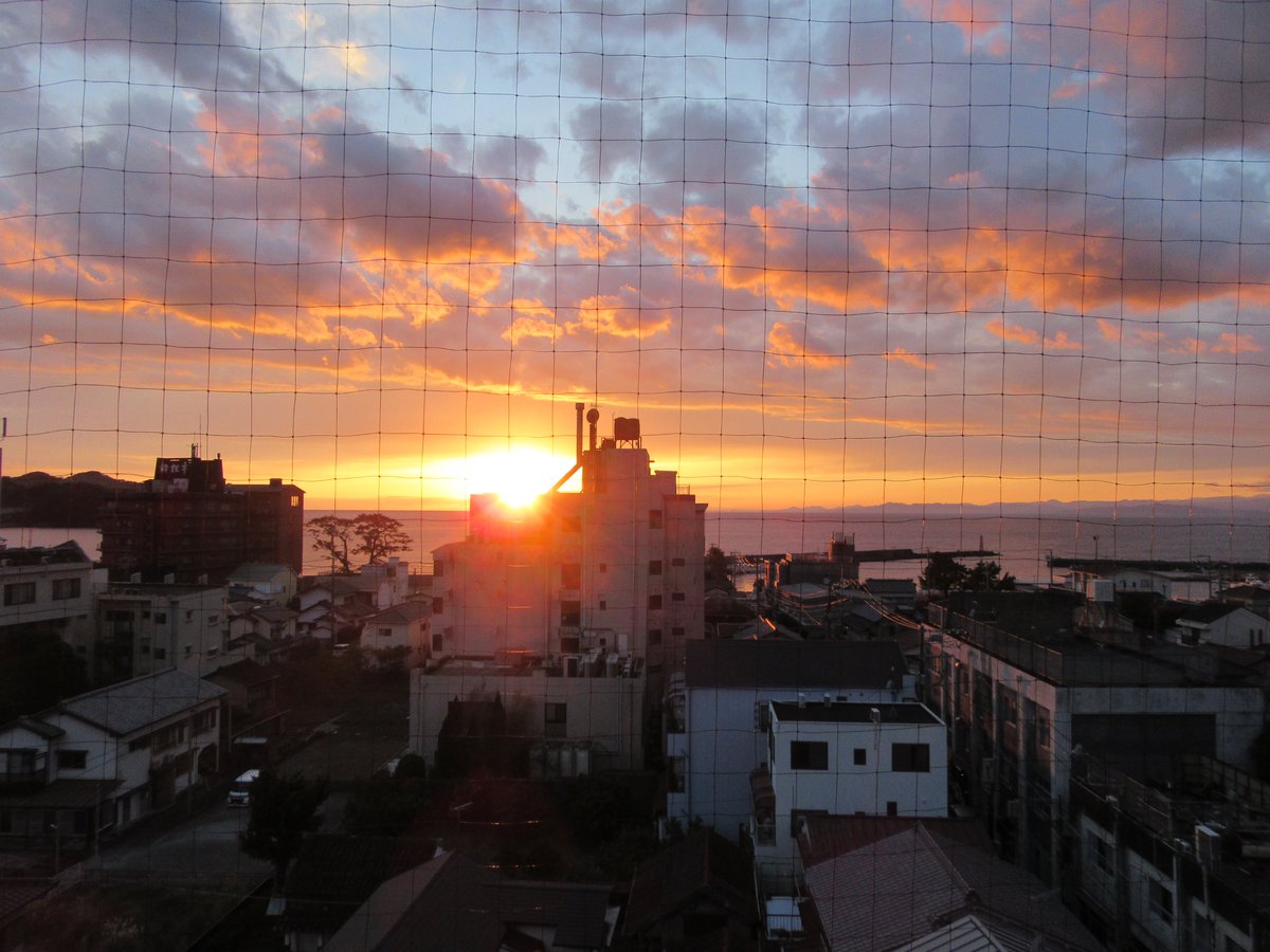 WING0719TK's tweet photo. 西伊豆行くには箱根を経由。新宿からロマンスカーで箱根湯本、箱根登山バスＨ路線で元箱根港。Bakery&amp;Table箱根で昼ごはん食べて、東海バスN65で三島駅。三島駅から西伊豆特急バスで、中浜・土肥温泉・土肥金山あたりにちょうどよい時間15:30頃に到着。しばらくして、夕日がきれいだった。 https://t.co/IZ30wDqPjU