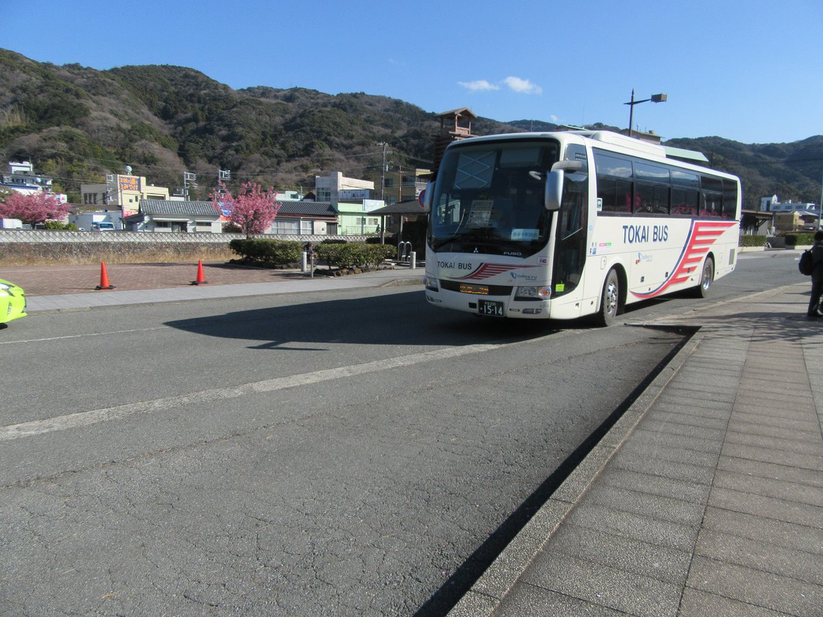 WING0719TK's tweet photo. 西伊豆から、復路も箱根経由。東海バスフリーきっぷ 全線２日券か３日券で、元箱根港⇔三島駅⇔土肥温泉が乗車できるので、全線３日券でも、東京から踊り子号で往復するのとほぼ同じ金額。箱根経由のほうが車窓が変化に富んでいておもしろい。 https://t.co/8U3zGgkf2g