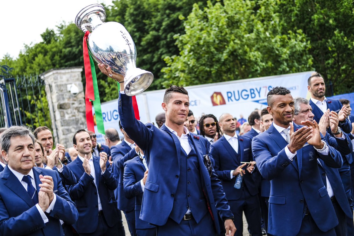 selecaoportugal's tweet photo. 𝟱 𝗱𝗲 𝗙𝗘𝗩𝗘𝗥𝗘𝗜𝗥𝗢: É o aniversário do capitão! 🎂 Parabéns, Cristiano Ronaldo! 🦸‍♂️🇵🇹 #VesteABandeira https://t.co/XNInz0Top6