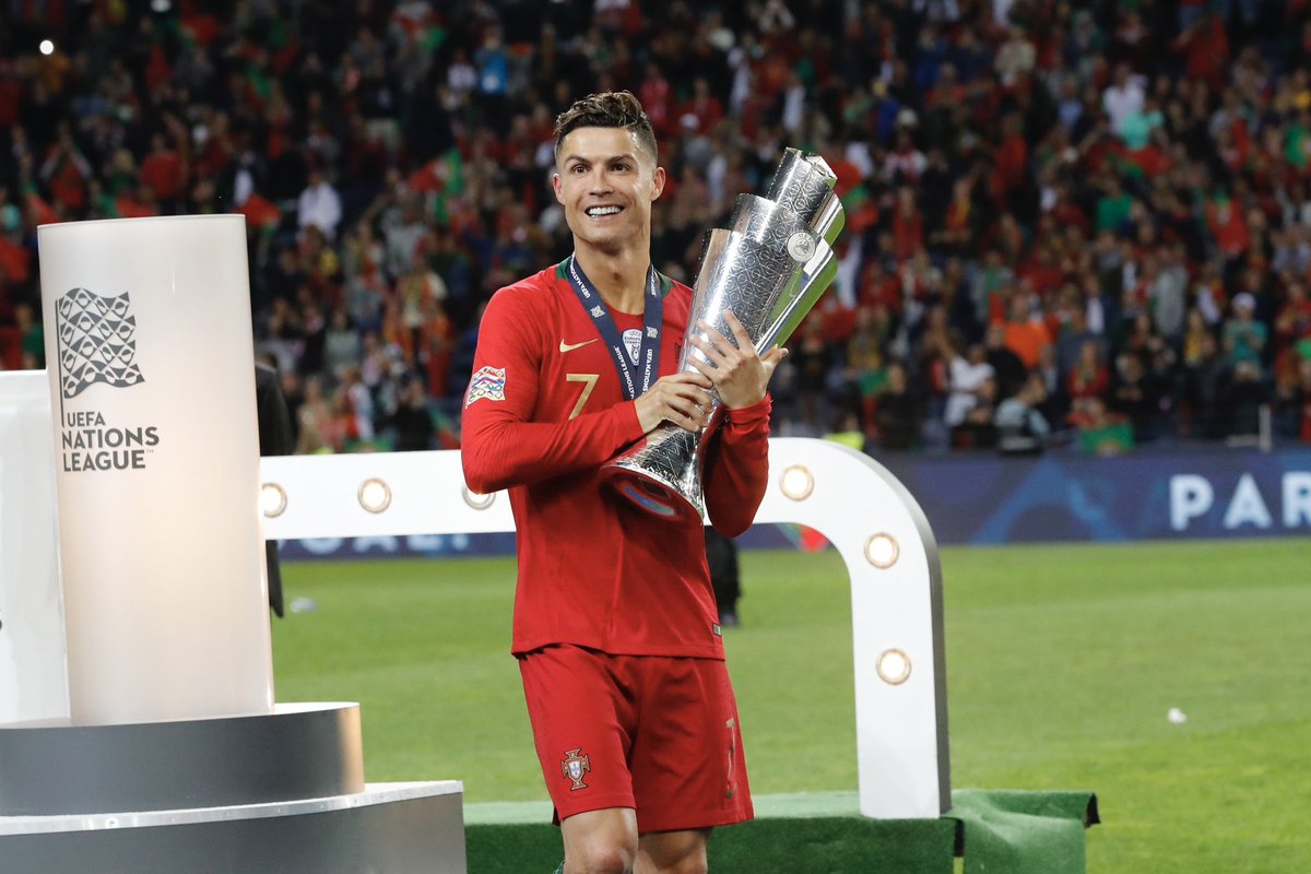 selecaoportugal's tweet photo. 𝟱 𝗱𝗲 𝗙𝗘𝗩𝗘𝗥𝗘𝗜𝗥𝗢: É o aniversário do capitão! 🎂 Parabéns, Cristiano Ronaldo! 🦸‍♂️🇵🇹 #VesteABandeira https://t.co/XNInz0Top6