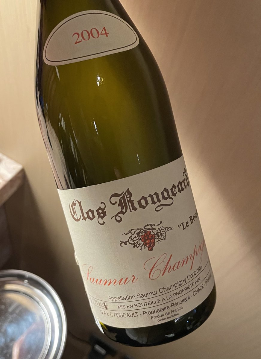 Clos Rougeard, Le Bourg, Saumur Champigny, 2004. 12.5% alc.. Blind I said: “I hope this is cheap cause I could drink this every day.” 🤦‍♂️. Wow wine. Stunning nose places it exactly between faint leafy, mushroomy note and an iron note. Finish is nice and clean, but all about nose.