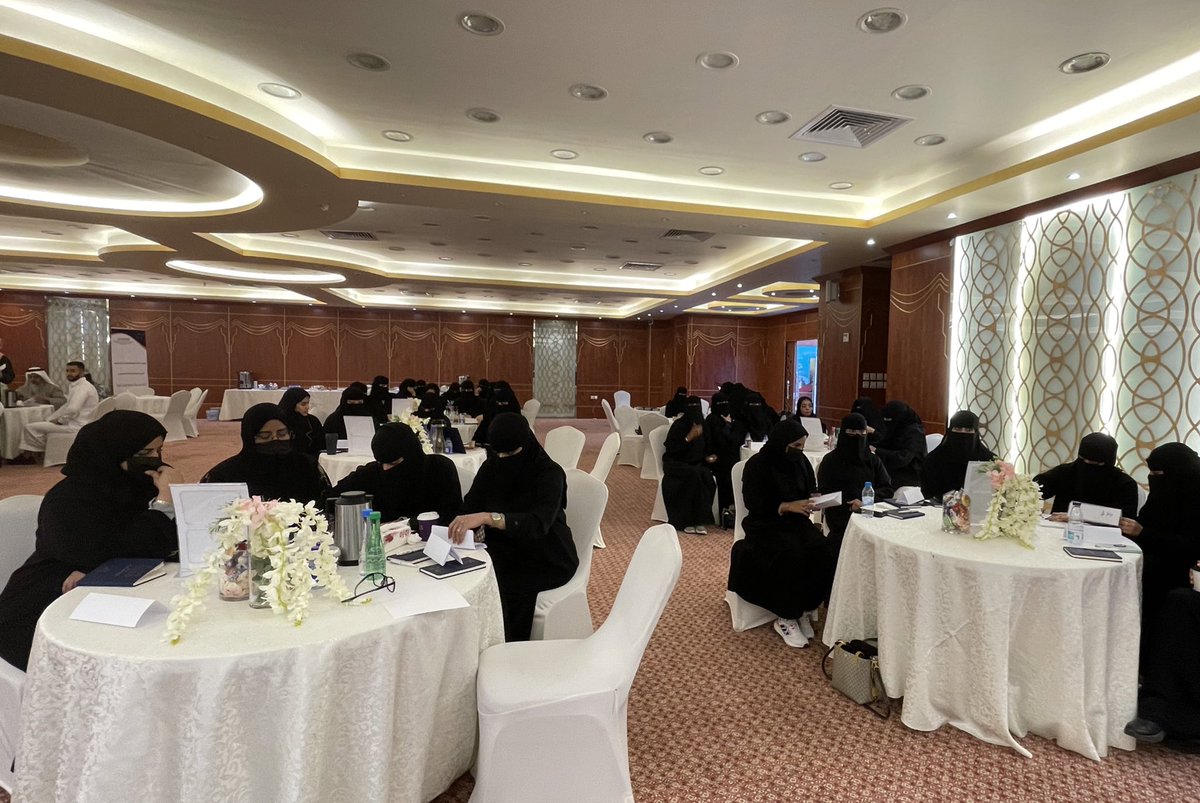 #يحدث_الآن بمشاركة أكثر من ( 76) ممثل وممثلة للجهات الحكومية الخدمية بالمدينة المنورة إدارة تنمية القدرات - قسم ذوي الإعاقة بـ #تعليم_المدينة_المنورة ينظم دورة ( التعامل مع المستفيدين بـ #لغة_الإشارة) في فترتها الثانية على مدار (3) أيام، بهدف التدريب على مهارات لغة الإشارة لتقديم