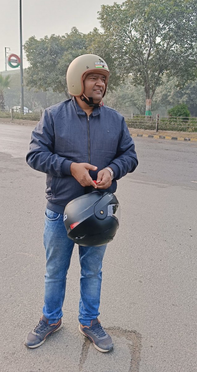 helmet_man_'s tweet photo. आज मेरा जन्मदिन है मैं हमेशा की तरह बहुत खुश हूं. सड़कों पर किसी के रक्त को गिरने नहीं देना है. हेलमेट पहना कर सुरक्षित घर पहुंचाना है.🙏❤️🇮🇳 #helmetmanofindia #humanity #helmet #helmetman #roadsafety #Raghvendrakumar https://t.co/KIyzJuy1sO