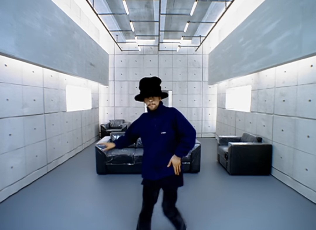 This video by Jamiroquai was way ahead of it's time... 🤌🏾 Masterpiece... 'Virtual insanity'