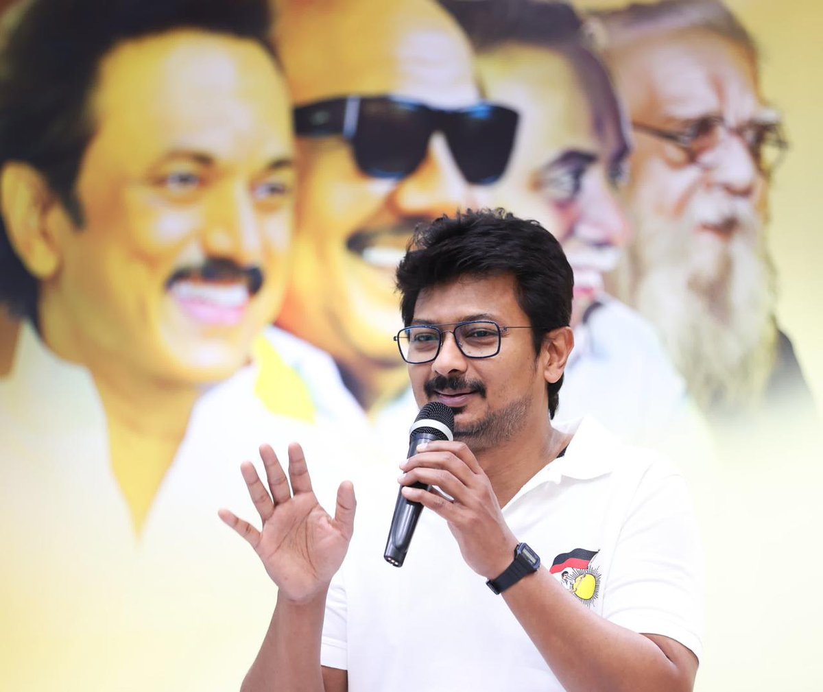 KN_NEHRU's tweet photo. நாடும் நமதே, நாற்பதும் நமதே என்ற இலக்கோடு, நாடாளுமன்றத் தேர்தலுக்கான கழகப் பணிகள் நடைபெற்றுவருகின்றன. இதன் ஒருபகுதியாக நாடாளுமன்றத் தேர்தல் மேற்பார்வை மற்றும் ஒருங்கிணைப்புக் குழுவின் ஆலோசனைக் கூட்டங்கள் மக்களவைத் தொகுதி வாரியாக தொடர்ந்து நடைபெற்றுவருகின்றன. இந்நிலையில் அண்ணா அறிவாலயத்தில் உள்ள கலைஞர் அரங்கில் நடைபெற்ற #கரூர் மக்களவைத் தொகுதி கழக நிர்வாகிகளுடனான ஆலோசனைக் கூட்டத்தில் இன்று (05-02-2024) கலந்து கொண்டேன்.

இக்கூட்டத்தில் தொகுதியின் களநிலவரம், மக்களின் மனநிலை, கழக அரசின் சாதனைகளை மக்களிடம் கொண்டு செல்லுதல், நிர்வாகிகளை ஒருங்கிணைத்தல், தேர்தல் முன்னேற்பாடு பணிகள், பாக முகவர்களின் பணிகள் உள்ளிட்டவை குறித்து விரிவாகக் கேட்டறிந்தோம். மேலும் கரூர் தொகுதியின் வெற்றிக்காக இரவு பகல் பாராது அயராது உழைக்கவும் நிர்வாகிகளிடம் வலியுறுத்தினோம்.

இக்கூட்டத்தில் கழக நாடாளுமன்றத் தேர்தல் மேற்பார்வை மற்றும் ஒருங்கிணைப்புக் குழு உறுப்பினர்கள் மாண்புமிகு அமைச்சர்கள் @Udhaystalin, @evvelu, @TThenarasu மற்றும் கழக அமைப்புச் செயலாளர் @RSBharathiDMK ஆகியோருடன் மாண்புமிகு அமைச்சர்கள் @Anbil_Mahesh, @IPeriyasamymla, @r_sakkarapani, @regupathymla, மாவட்டச் செயலாளர்கள், தொகுதி மேலிடப் பார்வையாளர்கள், சட்டமன்ற உறுப்பினர்கள், உள்ளாட்சி அமைப்புகளின் பிரதிநிதிகள், கழக நிர்வாகிகள் உள்ளிட்ட பலர் கலந்துகொண்டனர்.

#DMK | #MKStalin | #INDIA | #LokSabhaElection2024| #Karur
