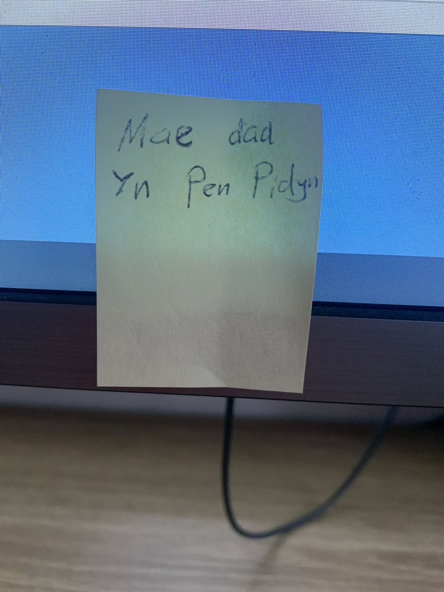Found a lovely little message in Welsh, left by one of the kids today, pinned to my monitor ❤️ Wonder what it means 🤔