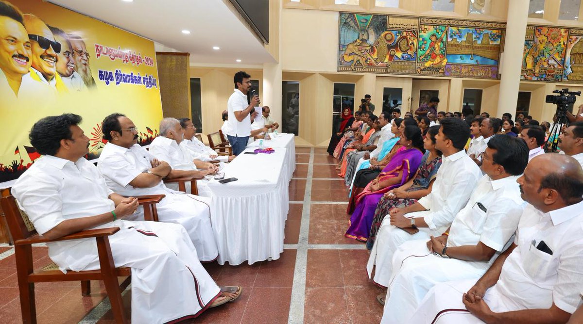 KN_NEHRU's tweet photo. நாடும் நமதே, நாற்பதும் நமதே என்ற இலக்கோடு, நாடாளுமன்றத் தேர்தலுக்கான கழகப் பணிகள் நடைபெற்றுவருகின்றன. இதன் ஒருபகுதியாக நாடாளுமன்றத் தேர்தல் மேற்பார்வை மற்றும் ஒருங்கிணைப்புக் குழுவின் ஆலோசனைக் கூட்டங்கள் மக்களவைத் தொகுதி வாரியாக தொடர்ந்து நடைபெற்றுவருகின்றன. இந்நிலையில் அண்ணா அறிவாலயத்தில் உள்ள கலைஞர் அரங்கில் நடைபெற்ற #கரூர் மக்களவைத் தொகுதி கழக நிர்வாகிகளுடனான ஆலோசனைக் கூட்டத்தில் இன்று (05-02-2024) கலந்து கொண்டேன்.

இக்கூட்டத்தில் தொகுதியின் களநிலவரம், மக்களின் மனநிலை, கழக அரசின் சாதனைகளை மக்களிடம் கொண்டு செல்லுதல், நிர்வாகிகளை ஒருங்கிணைத்தல், தேர்தல் முன்னேற்பாடு பணிகள், பாக முகவர்களின் பணிகள் உள்ளிட்டவை குறித்து விரிவாகக் கேட்டறிந்தோம். மேலும் கரூர் தொகுதியின் வெற்றிக்காக இரவு பகல் பாராது அயராது உழைக்கவும் நிர்வாகிகளிடம் வலியுறுத்தினோம்.

இக்கூட்டத்தில் கழக நாடாளுமன்றத் தேர்தல் மேற்பார்வை மற்றும் ஒருங்கிணைப்புக் குழு உறுப்பினர்கள் மாண்புமிகு அமைச்சர்கள் @Udhaystalin, @evvelu, @TThenarasu மற்றும் கழக அமைப்புச் செயலாளர் @RSBharathiDMK ஆகியோருடன் மாண்புமிகு அமைச்சர்கள் @Anbil_Mahesh, @IPeriyasamymla, @r_sakkarapani, @regupathymla, மாவட்டச் செயலாளர்கள், தொகுதி மேலிடப் பார்வையாளர்கள், சட்டமன்ற உறுப்பினர்கள், உள்ளாட்சி அமைப்புகளின் பிரதிநிதிகள், கழக நிர்வாகிகள் உள்ளிட்ட பலர் கலந்துகொண்டனர்.

#DMK | #MKStalin | #INDIA | #LokSabhaElection2024| #Karur