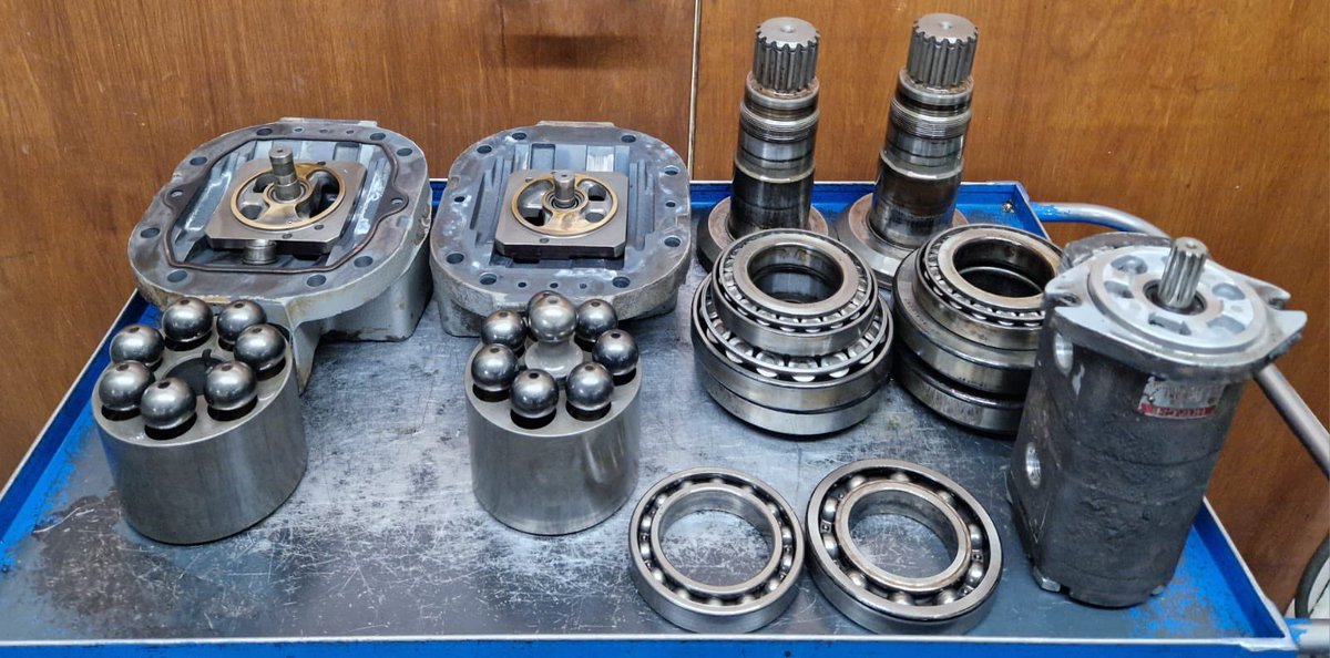 cjplantltd's tweet photo. Hitachi ZX350 set of Hydraulic Pumps. 

All damaged and worn parts replaced with genuine parts, along with all bearings and seals.

All our work is covered by 12 months warranty. 

Get in touch if you have any queries👍 #Hitachi #hydraulicpump #hydraulicrepair https://t.co/FHkWlMsLwf