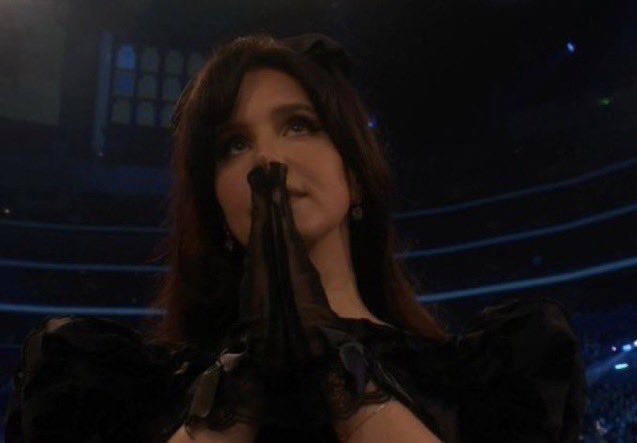 nirolatino's tweet photo. entiendo la emoción y que pueden ser muy amigas pero taylor forzando a lana a subir al escenario cuando literalmente la inunda la tristeza… simplemente no me parece correcto, se le veía muy incómoda :( https://t.co/jREj3dlK6c