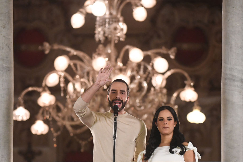 CNNEE's tweet photo. Nayib Bukele habla de los resultados electorales frente a sus seguidores en Palacio Nacional: "Es literalmente el porcentaje más alto de toda la historia"

https://t.co/Cqpf9EwU6O https://t.co/0reVFgJVxl