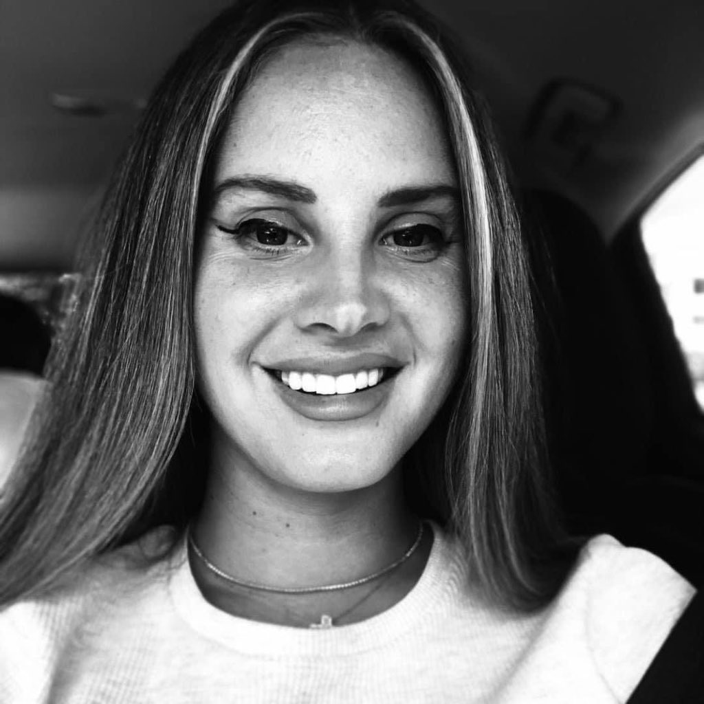 SiaNEW01's tweet photo. 🚨👤🎶🆕️| SIA, LANA DEL REY, KATY PERRY &amp; DEMI LOVATO fuero nominadas al los premio Grammy 2025 en la categoría "Robó Del Año"

Sia: "Chandelier"

Lana Del rey: "Did you know that there's a tunnel under Ocean Blvd"

Katy perry: "Firework"

Demi Lovat: "Confident"
#GRAMMYs https://t.co/Fqt4p3Mho5