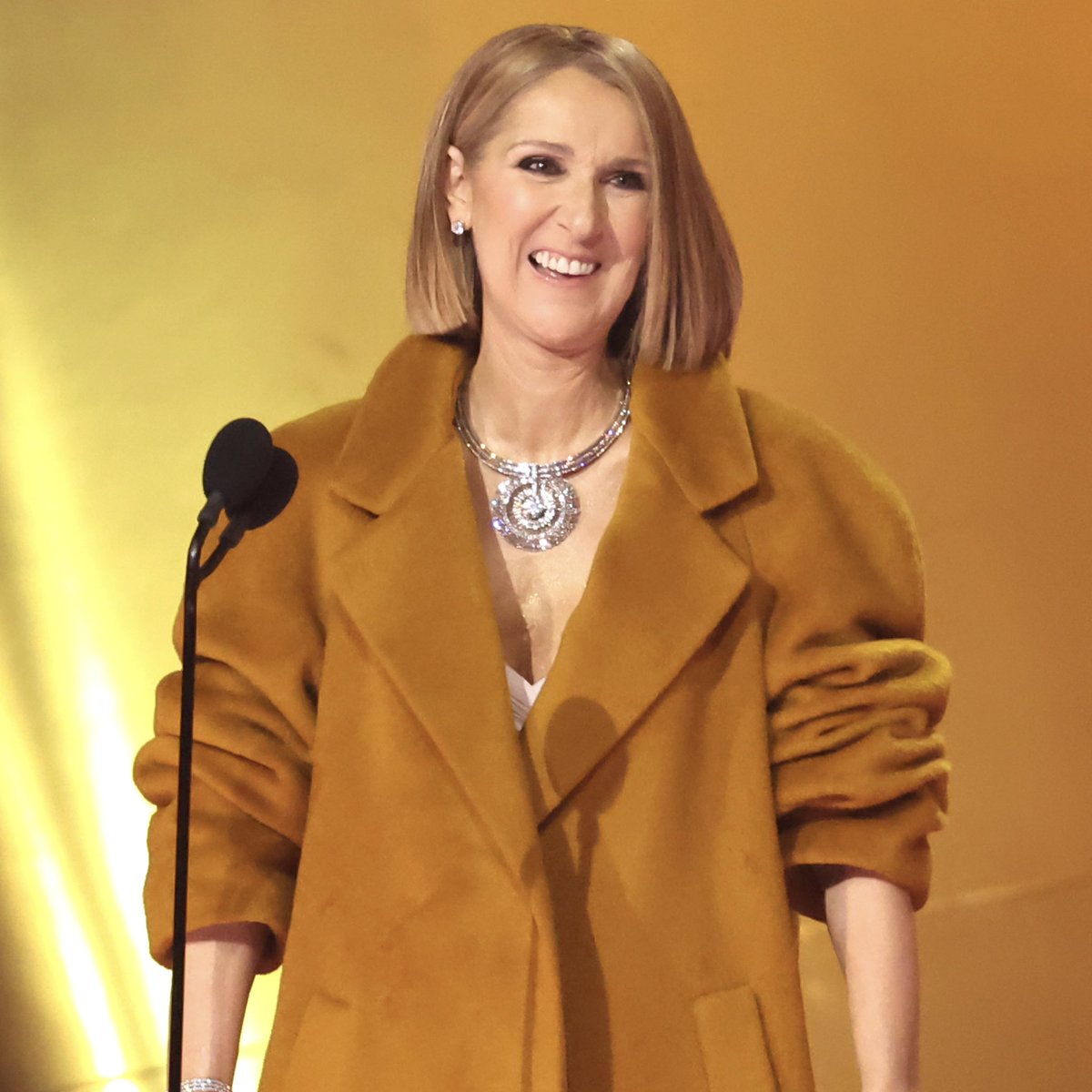 HugoGloss's tweet photo. ESTAMOS CHORANDO! 😭❤️ Céline Dion arrancou arrepios ao aparecer no #Grammy deste domingo (4). Mais reclusa desde que foi diagnosticada com Síndrome da Pessoa Rígida, uma doença neurológica sem cura, ela surpreendeu ao surgir no palco da premiação. A deusa, rainha dos vocais, dona de nossas lágrimas e voz das baladas românticas apresentou o prêmio de "Álbum do Ano", entregue a Taylor Swift. Que honra da Tay receber o prêmio da lenda! (📸: Getty)