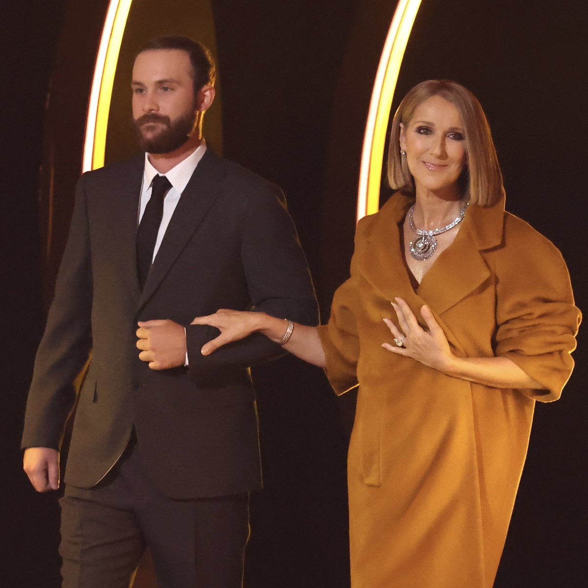HugoGloss's tweet photo. ESTAMOS CHORANDO! 😭❤️ Céline Dion arrancou arrepios ao aparecer no #Grammy deste domingo (4). Mais reclusa desde que foi diagnosticada com Síndrome da Pessoa Rígida, uma doença neurológica sem cura, ela surpreendeu ao surgir no palco da premiação. A deusa, rainha dos vocais, dona de nossas lágrimas e voz das baladas românticas apresentou o prêmio de "Álbum do Ano", entregue a Taylor Swift. Que honra da Tay receber o prêmio da lenda! (📸: Getty)