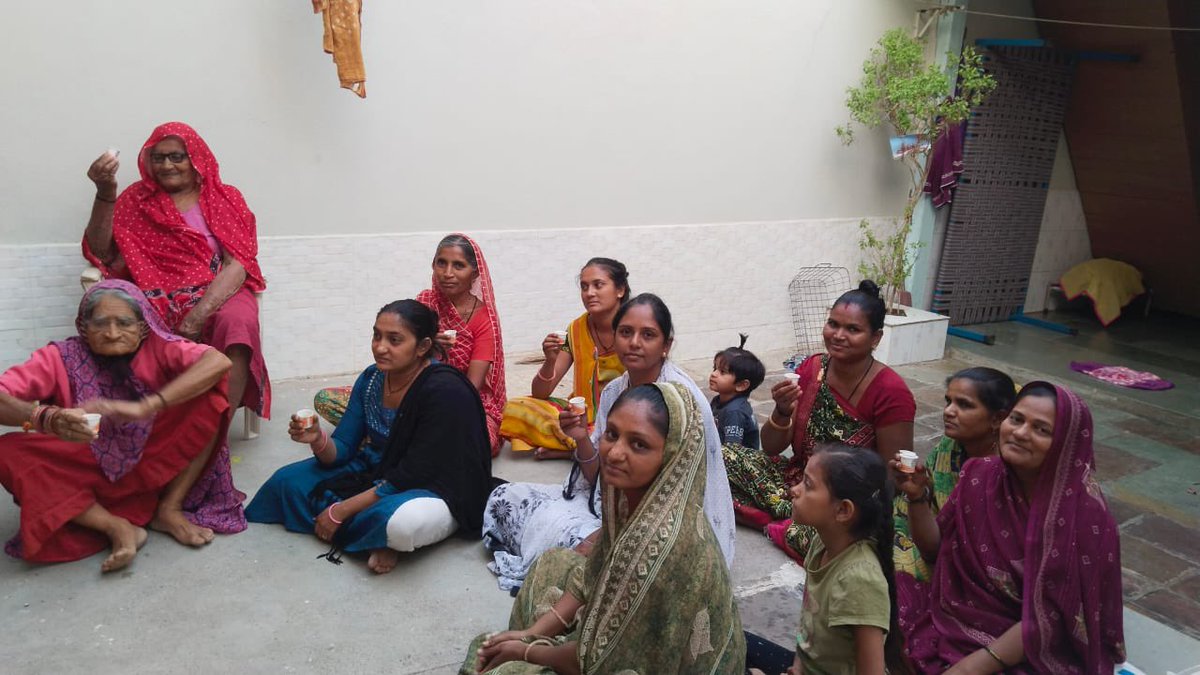 MahilamorchaGuj's tweet photo. ભાવનગર જિલ્લાના સિહોર તાલુકાના ઘાઘલી ગામે મહિલા સ્વ-સહાયતા કાર્યક્રમ અંતર્ગત  મુલાકાત સમયે ચાય પે ચર્ચા નુ આયોજન કરી વિકસીત ભારતની સિદ્ધીઓ તેમજ મહિલા લક્ષી , દીકરીઓની યોજનાઓ વિશે ઉપરાંત પ્રધનમંત્રીશ્રીને યોજના અંગે વાર્તાલાપ..

@BJPMahilaMorcha @Deepikasardava https://t.co/4znQOI2yuh