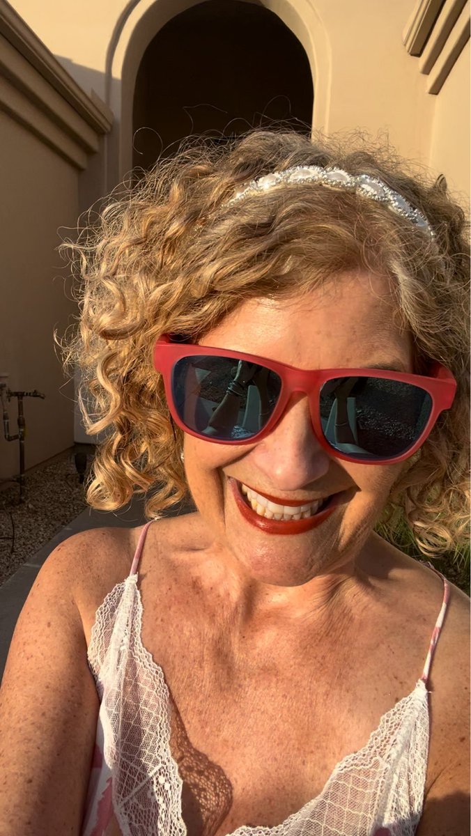 JodiLivon's tweet photo. It’s #worldcancerday. I’m a #cancersurvivor &amp; am grateful to be #cancerfree. Today, I am thinking about all those who have fought the big fight &amp; survived. And those who fought &amp; did not. #hugyourpeople https://t.co/sZR7jmlDxk
