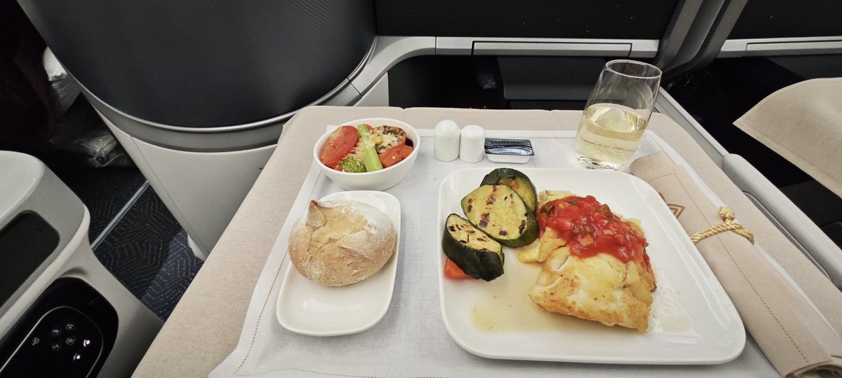 mike__hutton's tweet image. Currently on our way to India with @airvistara. It has been a delight. The cabin, food and drink, and especially the service have been outstanding.