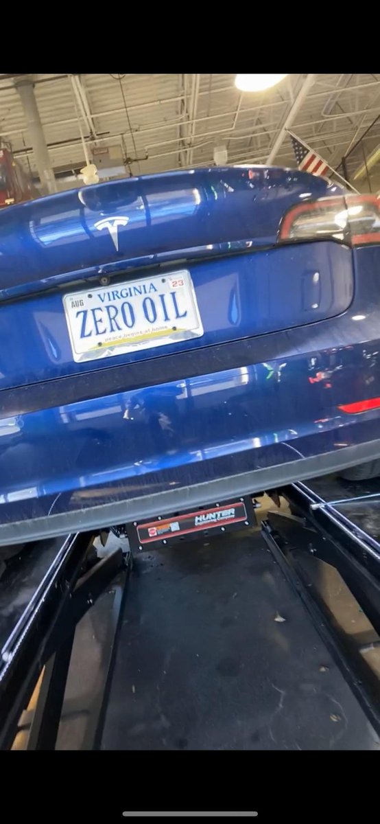 TVsRob_Official's tweet photo. Dear Tesla owner d-bags ... your car still requires oil and oil changes ... morons #Douchebags #EVsSuck https://t.co/ilp8piaCjh