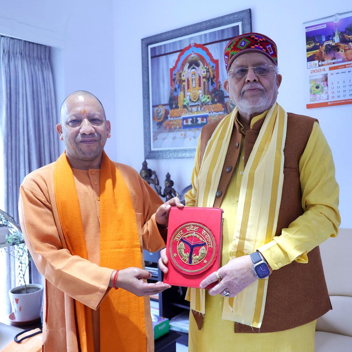 उत्तर प्रदेश के बजट 2024-25 के सदन में प्रस्तुत होने के पूर्व प्रदेश के माननीय वित्त मंत्री श्री <a href="/SureshKKhanna/">सुरेश कुमार खन्ना</a> जी से भेंट हुई।

आज सदन में उनके द्वारा प्रस्तुत किया जाने वाला 'पेपरलेस' बजट नए उत्तर प्रदेश में 'रामराज्य' की आधारशिला बनेगा।

जय श्री राम!