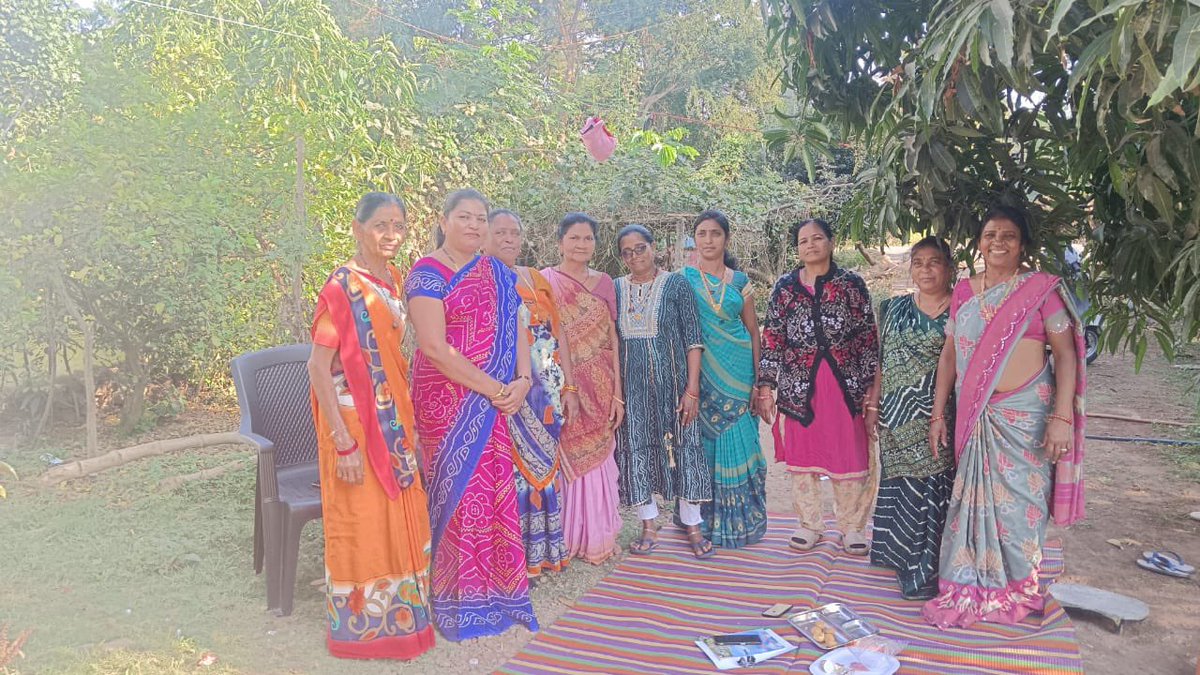MahilamorchaGuj's tweet photo. શક્તિ વંદન સ્વ સહાય જૂથ ની બહેનો સાથે ચાય પે ચર્ચા..
જિલ્લા મહિલા મોરચા મહામંત્રી સુમિત્રાબેન પટેલ,મ.મો.કારોબારી સભ્ય અને સહ ઇન્ચાર્જ કાંતાબેન પટેલ, અને ગણદેવી તાલુકામાં કાર્યરત સખી મંડળો જોડે બેઠક
ગણદેવી તાલુકા, નવસારી જિલ્લાના સખી મંડળો.....
@BJPMahilaMorcha @Deepikasardava https://t.co/cBsyIHtA17