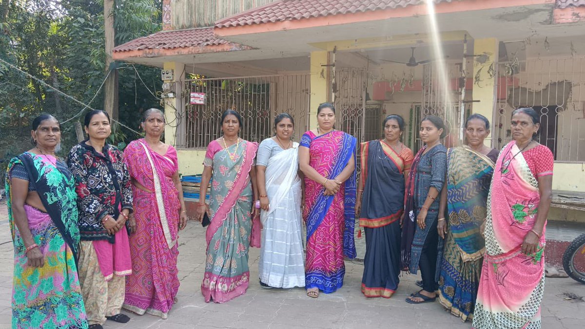 MahilamorchaGuj's tweet photo. શક્તિ વંદન સ્વ સહાય જૂથ ની બહેનો સાથે ચાય પે ચર્ચા..
જિલ્લા મહિલા મોરચા મહામંત્રી સુમિત્રાબેન પટેલ,મ.મો.કારોબારી સભ્ય અને સહ ઇન્ચાર્જ કાંતાબેન પટેલ, અને ગણદેવી તાલુકામાં કાર્યરત સખી મંડળો જોડે બેઠક
ગણદેવી તાલુકા, નવસારી જિલ્લાના સખી મંડળો.....
@BJPMahilaMorcha @Deepikasardava https://t.co/cBsyIHtA17