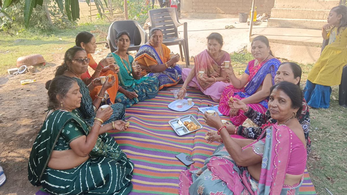 MahilamorchaGuj's tweet photo. શક્તિ વંદન સ્વ સહાય જૂથ ની બહેનો સાથે ચાય પે ચર્ચા..
જિલ્લા મહિલા મોરચા મહામંત્રી સુમિત્રાબેન પટેલ,મ.મો.કારોબારી સભ્ય અને સહ ઇન્ચાર્જ કાંતાબેન પટેલ, અને ગણદેવી તાલુકામાં કાર્યરત સખી મંડળો જોડે બેઠક
ગણદેવી તાલુકા, નવસારી જિલ્લાના સખી મંડળો.....
@BJPMahilaMorcha @Deepikasardava https://t.co/cBsyIHtA17