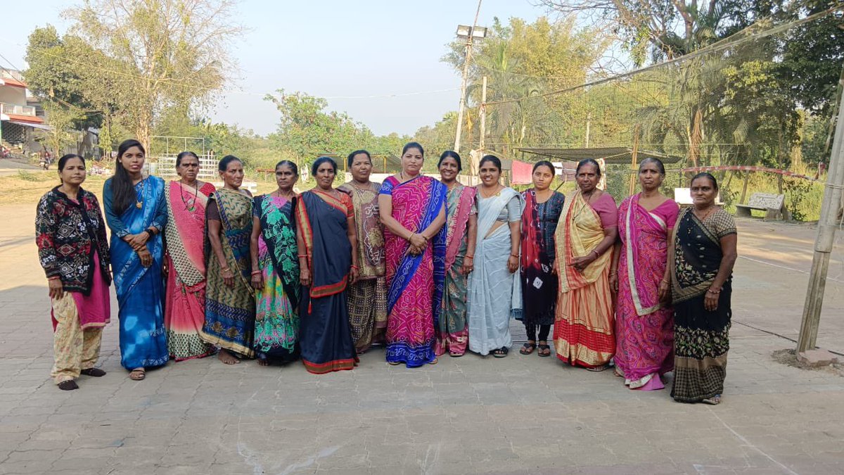 MahilamorchaGuj's tweet photo. શક્તિ વંદન સ્વ સહાય જૂથ ની બહેનો સાથે ચાય પે ચર્ચા..
જિલ્લા મહિલા મોરચા મહામંત્રી સુમિત્રાબેન પટેલ,મ.મો.કારોબારી સભ્ય અને સહ ઇન્ચાર્જ કાંતાબેન પટેલ, અને ગણદેવી તાલુકામાં કાર્યરત સખી મંડળો જોડે બેઠક
ગણદેવી તાલુકા, નવસારી જિલ્લાના સખી મંડળો.....
@BJPMahilaMorcha @Deepikasardava https://t.co/cBsyIHtA17