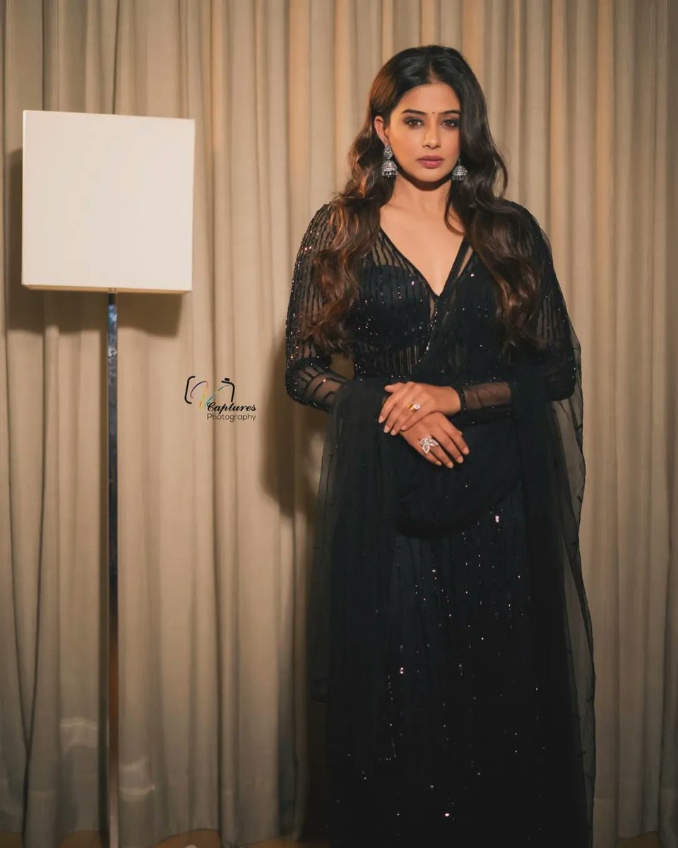 'Priya Manis elegance and a sprinkle of confidence. Serving looks that speak louder than words. 💁🏻‍♀️🧏🏼‍♀️🖤🖤🖤 

#expansionpr #priyamani #pillumani #StyleOnPoint #ConfidenceInEveryBite'