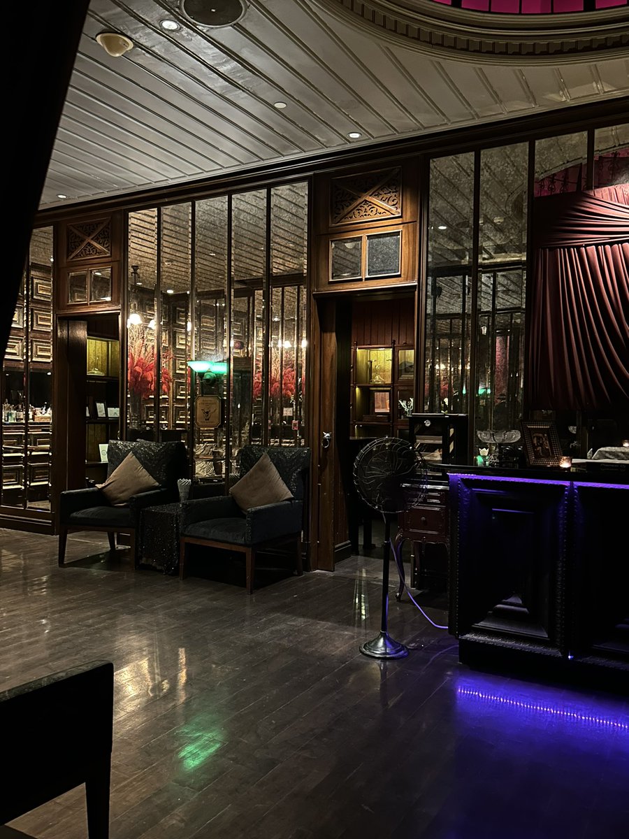 Redsaturn__n's tweet photo. เดินลงห้องอาหารด้านล่างสุดแล้ว อย่าลืมขึ้นไป Rooftop bar ชั้น 24 ,25 บนสุดนะคะ บรรยากาศดีไม่แพ้กันเลยโดยเฉพาะตอนกลางคืน 😌💜 https://t.co/qHPVdRrHHW