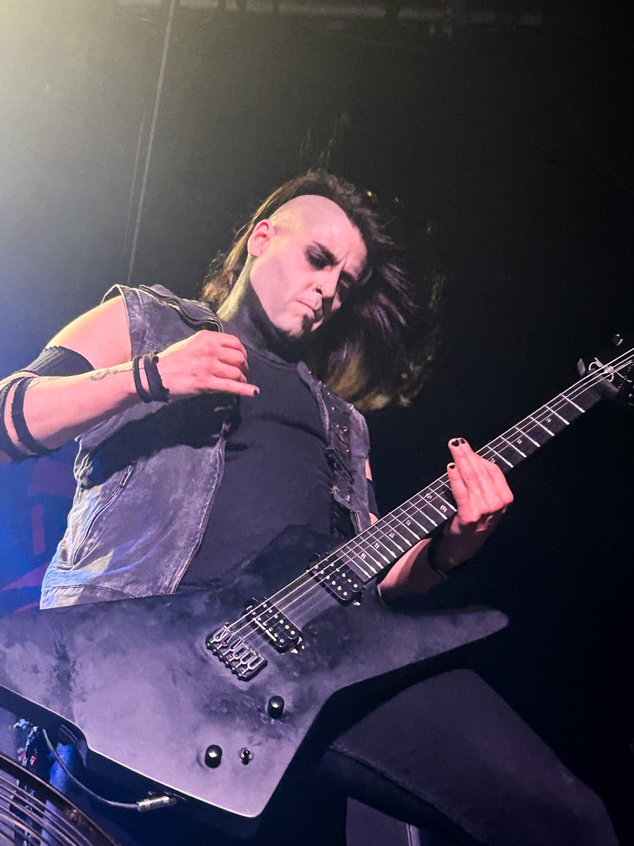 bluntmagus's tweet photo. Shots from the show‼️
@officialwed13 ripped up Melbourne last night 😈
Check out our interview with Wednesday ⬇️
https://t.co/M0Th6aKfAv
There are just two remaining Australian dates ⬇️
Tomorrow : Lion Arts Factory, Adelaide
Wednesday: Rosemount Hotel, Perth
📸 #annatepper https://t.co/ovs4rsLdXQ