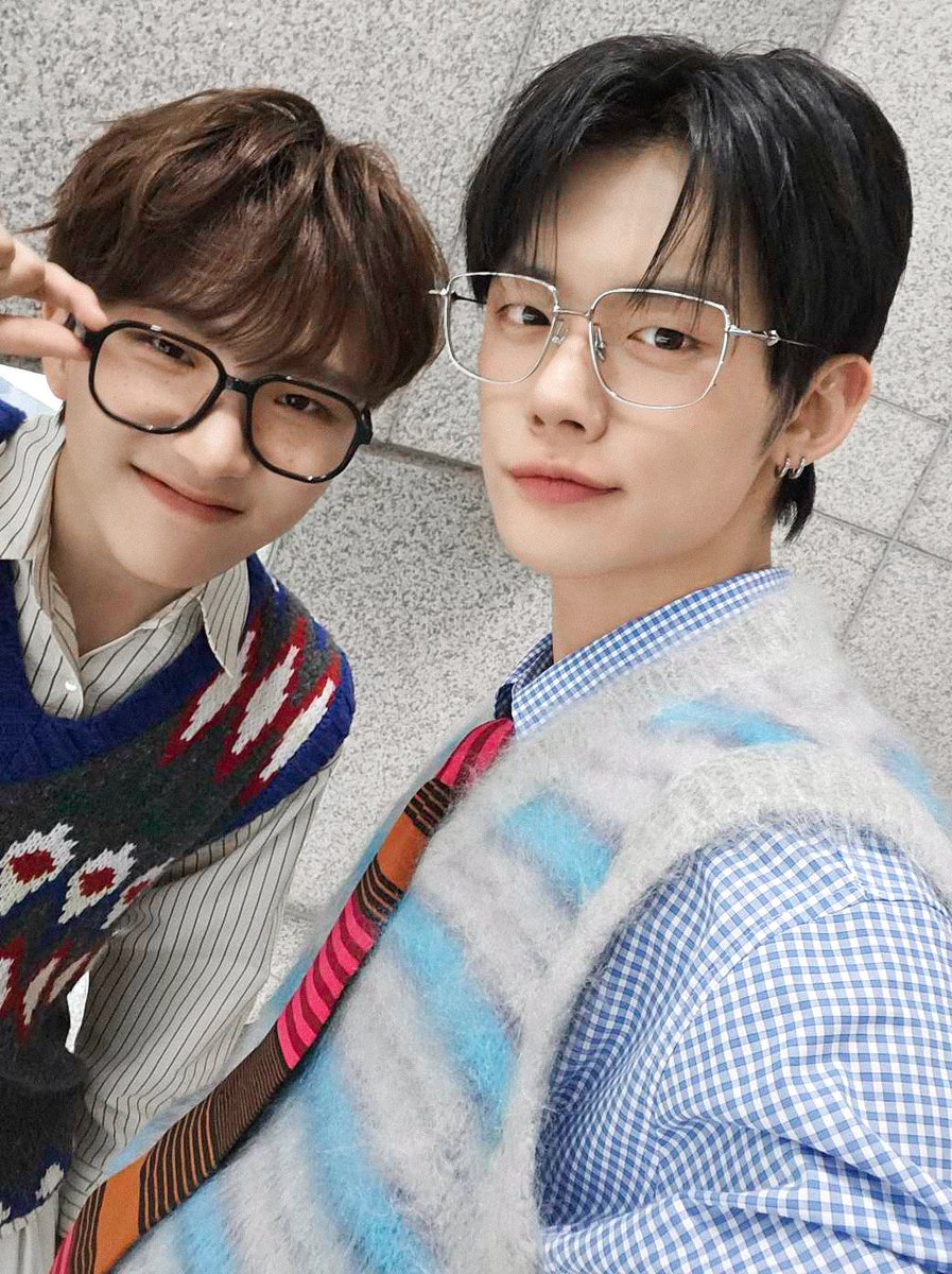 BOYNEXTDOOR_twt's tweet photo. 쭈니형과 카리스마 청소년 엠씨 😎
(고마워 형😁)

#BOYNEXTDOOR
#WOONHAK
#운학
#인기가요
#쭈니후니하기 https://t.co/568xArDfro