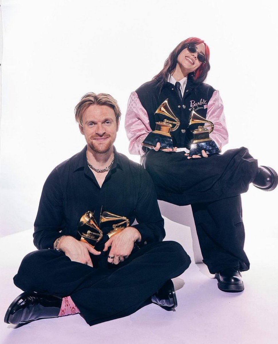 InfoBillieBR's tweet photo. 🚨 ELES! Billie Eilish e Finneas com seus #GRAMMYs https://t.co/bFzYIdDyrN