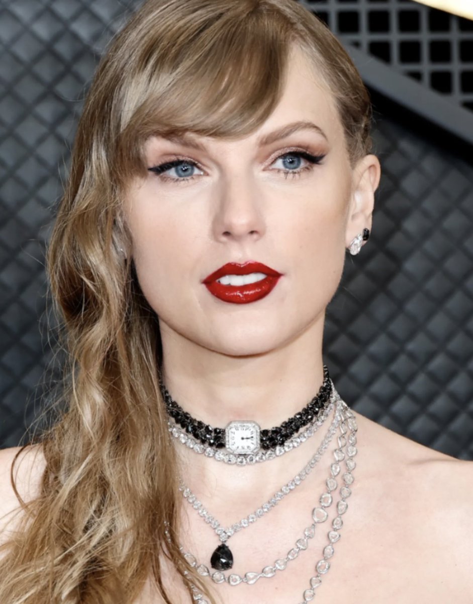 myfriendblondie's tweet photo. Taylor ⁦@taylorswift13⁩ wearing a watch around her neck. Is she telling us it’s time? ⁦@swiftcommunity⁩ $XRP https://t.co/CYsyTQZzHm