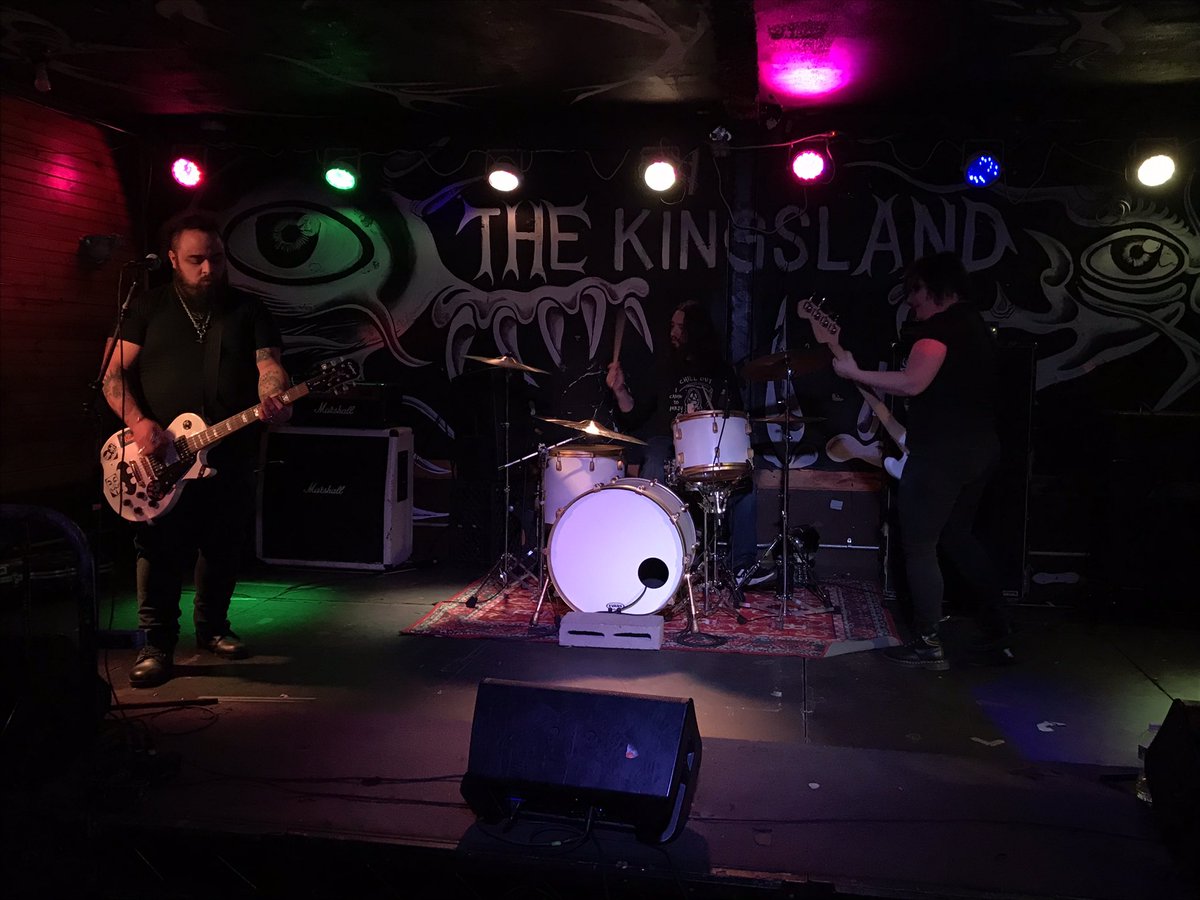 Kat + 🐈🐈🐈 @ 🌃 tweet media