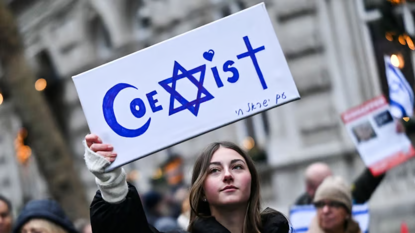 CohenJulien's tweet photo. ⚠️Remettons les choses au clair⚠️

1/ Critiquer le gouvernement israélien ? 
✅Tout bon. Aucun problème. Pas d'antisémitisme.
 
Nier le droit d’Israël à exister ?
❌Pas bon. Gros problème. Antisémitisme pur. 

2/ Se soucier des Palestiniens innocents ? 
✅Tout bon. Aucun problème. Pas d'antisémitisme.

Affirmer qu'Israël tue sans discernement et même intentionnellement des civils innocents ? 
❌Pas bon. Gros problème. Antisémitisme pur.

3/ Appeler à la fin des violences ? 
✅Tout bon. Aucun problème. Pas d'antisémitisme.

Demander à Israël de cesser le feu unilatéralement alors que le Hamas continue de tirer des roquettes et de commettre des actes terroristes contre les Israéliens ? 
❌Pas bon. Gros problème. Antisémitisme pur.

4/ Souhaiter l'autodétermination des Palestiniens une fois que leur système éducatif aura été réformé et cessera de propager la haine envers les Juifs ? 
✅Tout bon. Aucun problème. Pas d'antisémitisme.

Chanter l’effacement d’Israël de la carte (ce que signifie « Du fleuve à la mer, la Palestine sera libre » = plus d’Israël.) ? 
❌Pas bon. Gros problème. Antisémitisme pur.

5/ Enquêter sur les événements du 7 octobre ? 
✅Tout bon. Aucun problème. Pas d'antisémitisme.

Nier les crimes du Hamas du 7 octobre et les violences sexuelles contre des Juifs innocents ? 
❌Pas bon. Gros problème. Antisémitisme pur.

6/ Protester contre la politique israélienne ? 
✅Tout bon. Aucun problème. Pas d'antisémitisme.

Attaquer des Juifs ou des institutions juives, y compris des synagogues ? 
❌Pas bon. Gros problème. Antisémitisme pur.

La frontière entre une critique légitime et une haine totale des Juifs est très fine, mais un bon test est de vous demander : « Ce que j'exige de l'État juif est-il quelque chose que j'exige des autres nations/pays ou est-ce que mon opinion est uniquement applicable aux Juifs ? »

L’antisémitisme est une réalité très réelle et très douloureuse pour les Juifs du monde entier.

Toutes les formes d’antisémitisme ci-dessus peuvent vous sembler inoffensives, mais soyez assurés que chacune de ces choses mène directement à la violence verbale et physique contre les Juifs.

Les mots comptent et lorsque vous utilisez vos mots pour répandre la haine, la haine se propage.

Ne confondons pas la critique constructive valable avec la haine des Juifs.

Compris ?

Ne vous faites pas d’illusion en pensant que les antisémites sont tous des delinquants de bas niveau.

Comme toujours, ils siègent également aux plus hauts niveaux de la société et masquent leur haine des Juifs avec sophistication.

Ils l’ont fait en Allemagne et ils le font aujourd’hui.

Aujourd’hui, certaines des personnes les plus intelligentes et les plus prospères ont fièrement retiré leurs masques et révélé leur vrai visage, celui de personnes qui pensent qu’appeler au génocide du peuple juif est tout à fait acceptable.

Ça n'est pas ok.

Ça ne l'a jamais été et ne le sera jamais. 🇮🇱💪✡️

(Par @HilzFuld )