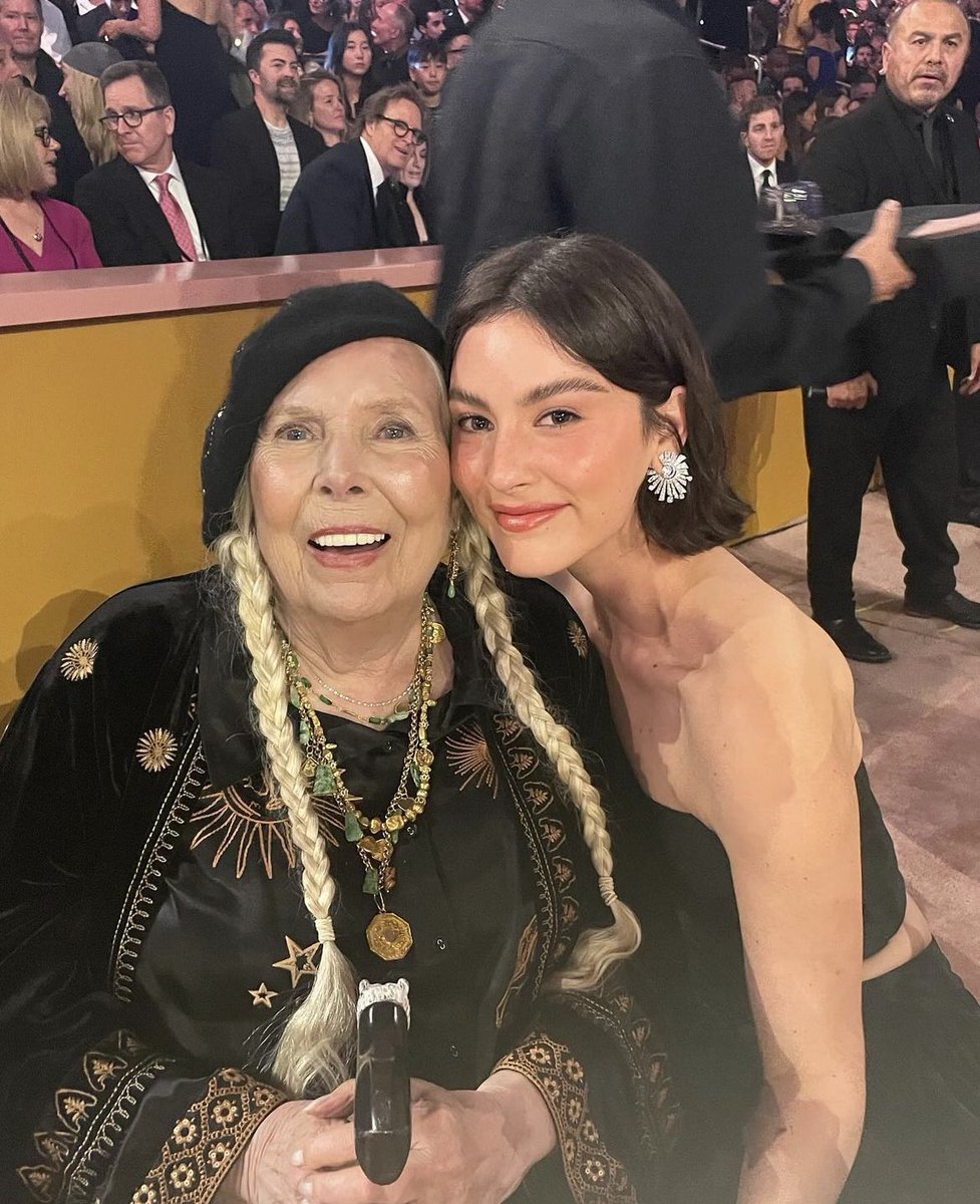 GRAClENATION's tweet photo. Gracie with Joni Mitchell at the 66th Annual #GRAMMYs . 🤍 https://t.co/B4HonAkdLs