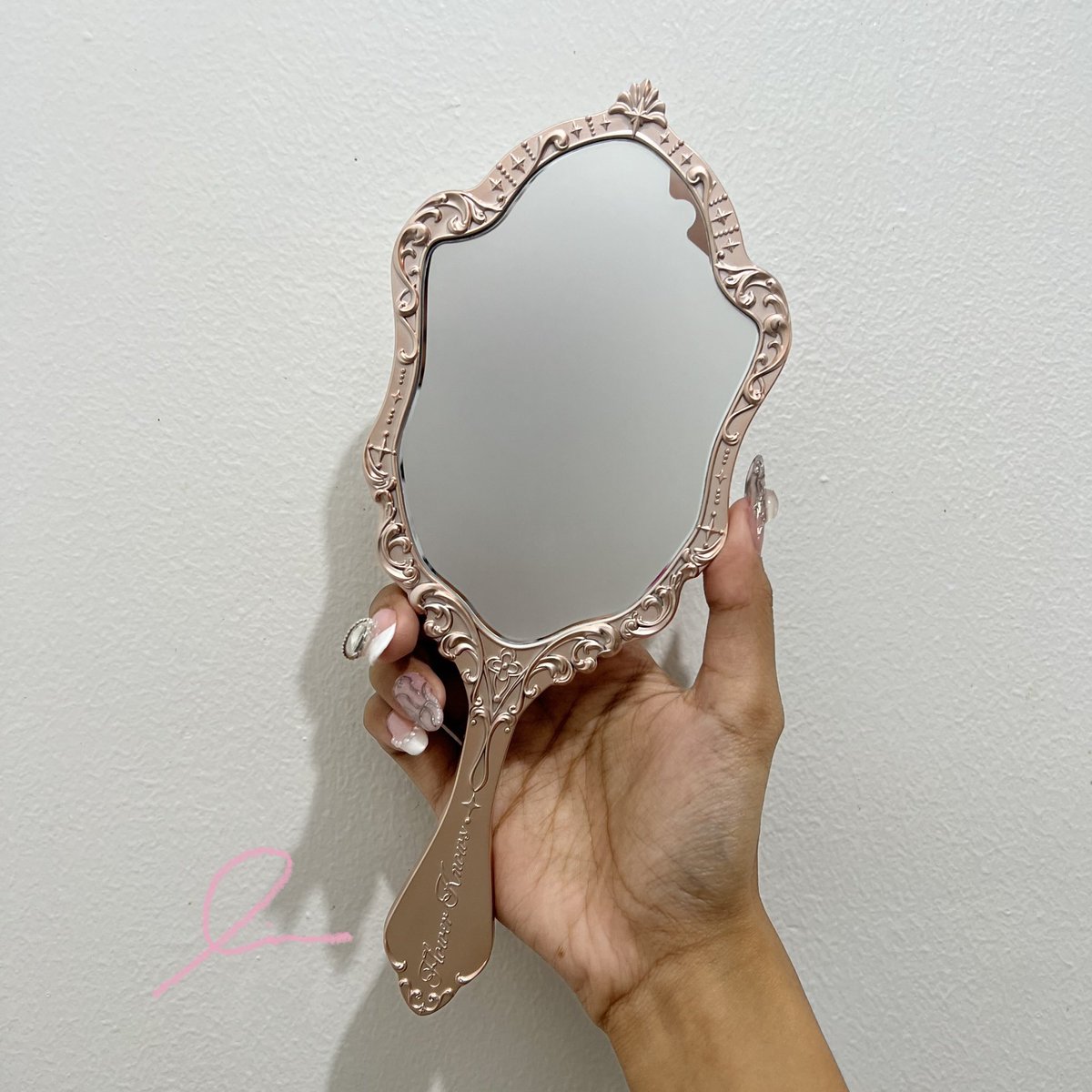 dearkaromi's tweet photo. wts lfb ph 𖠚 #kartarina

ꨄ︎ flower knows little angel collection hand mirror ౨ৎ
     ₱ 800 | ₱ 750 payo
╰ polar day / pink-blue version
╰ 1 week reservation
╰ brand new, never been used
╰ so pretty irl ♡ i feel like a princess whenever i use mine

⌗ flowerknows series https://t.co/1irRd6cHwC