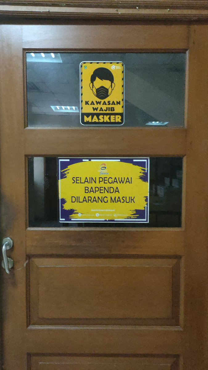 BangAli09's tweet photo. @Kota_Tangerang mohon perhatian pihak terkait, aneh sekali di gedung kantor ada ayam dan kotorannya sangat bau sekali. Lantai dua depan pintu ruang Bapenda https://t.co/IBdVKZdAQQ