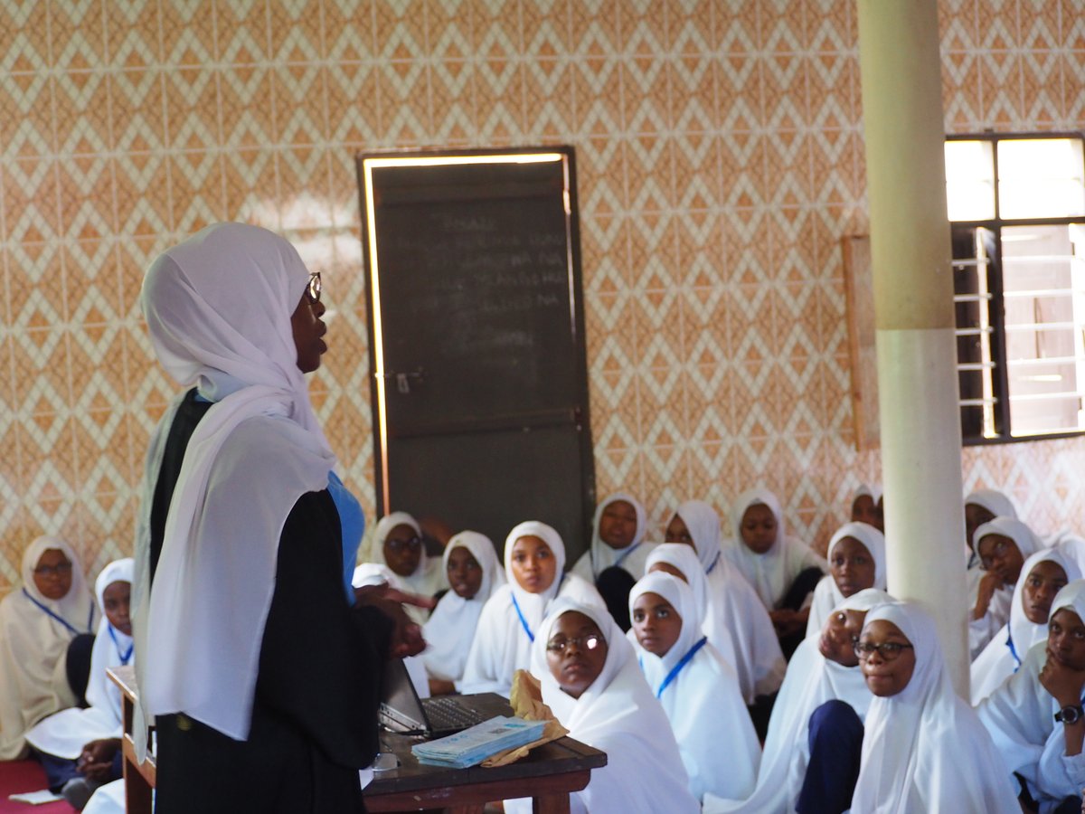 zanlink_l's tweet photo. On Thursday we held a Cancer Awareness event at Al Ihsan Girls Secondary School with our partners, The Zanzibar Cancer Association #zanzibar #cancerawareness #education #zanlink https://t.co/BHeQsYIACO