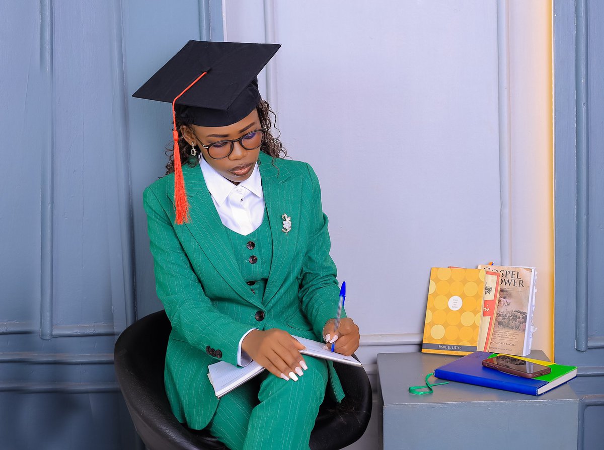 Feelyah3's tweet photo. Thank you Lord🙏🎓👩‍🎓 https://t.co/ufhopDclFw