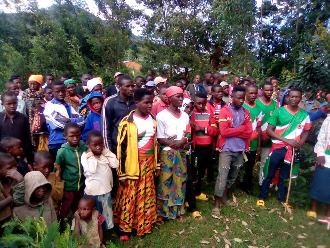 CnddFddMatana's tweet photo. #Burundi:Inama uyu 04/02/2024 yabereye ku gacimbiri #Mukararo ku musozi wa #Donge itewe iteka n'abarongoye imbonerakure muri zone #Kibezi n'umunyamabanga @CnddFdd mu ntumbero yo kwibutsa akarangamutima,kuteramira n'umutekano,kugwiza abanywanyi no kwiteza imbere.@CNDDFDDBurunga https://t.co/rUWDF0dOjA