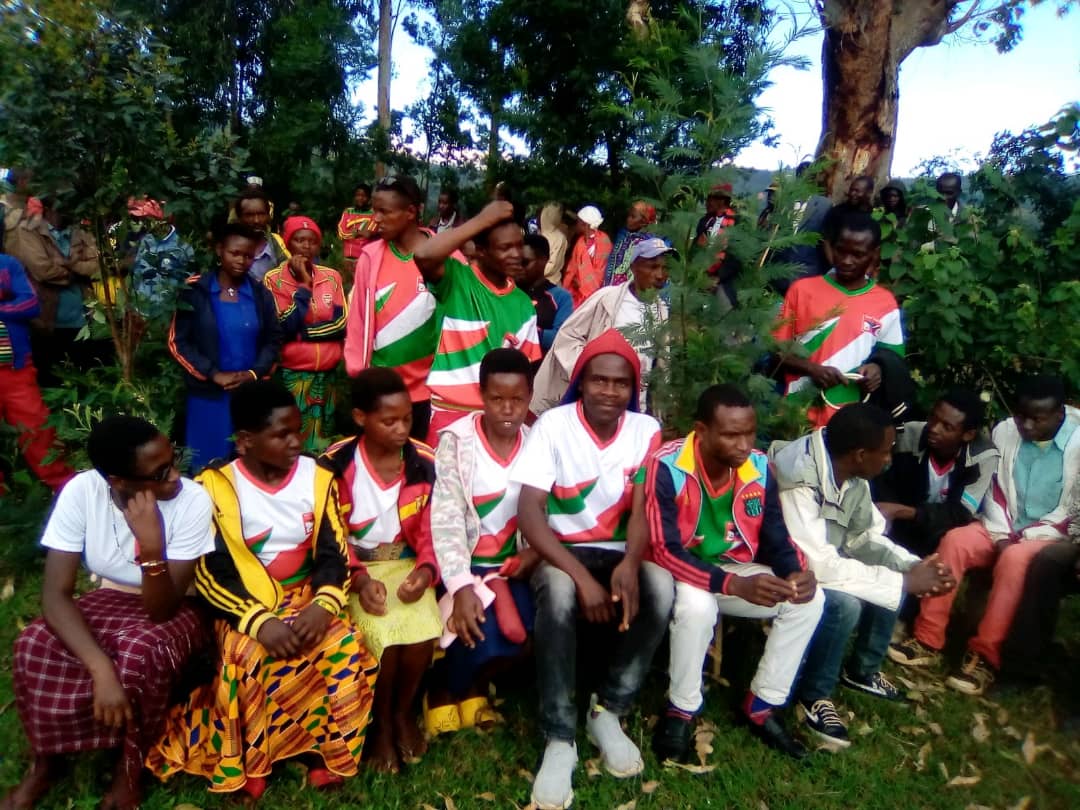 CnddFddMatana's tweet photo. #Burundi:Inama uyu 04/02/2024 yabereye ku gacimbiri #Mukararo ku musozi wa #Donge itewe iteka n'abarongoye imbonerakure muri zone #Kibezi n'umunyamabanga @CnddFdd mu ntumbero yo kwibutsa akarangamutima,kuteramira n'umutekano,kugwiza abanywanyi no kwiteza imbere.@CNDDFDDBurunga https://t.co/rUWDF0dOjA