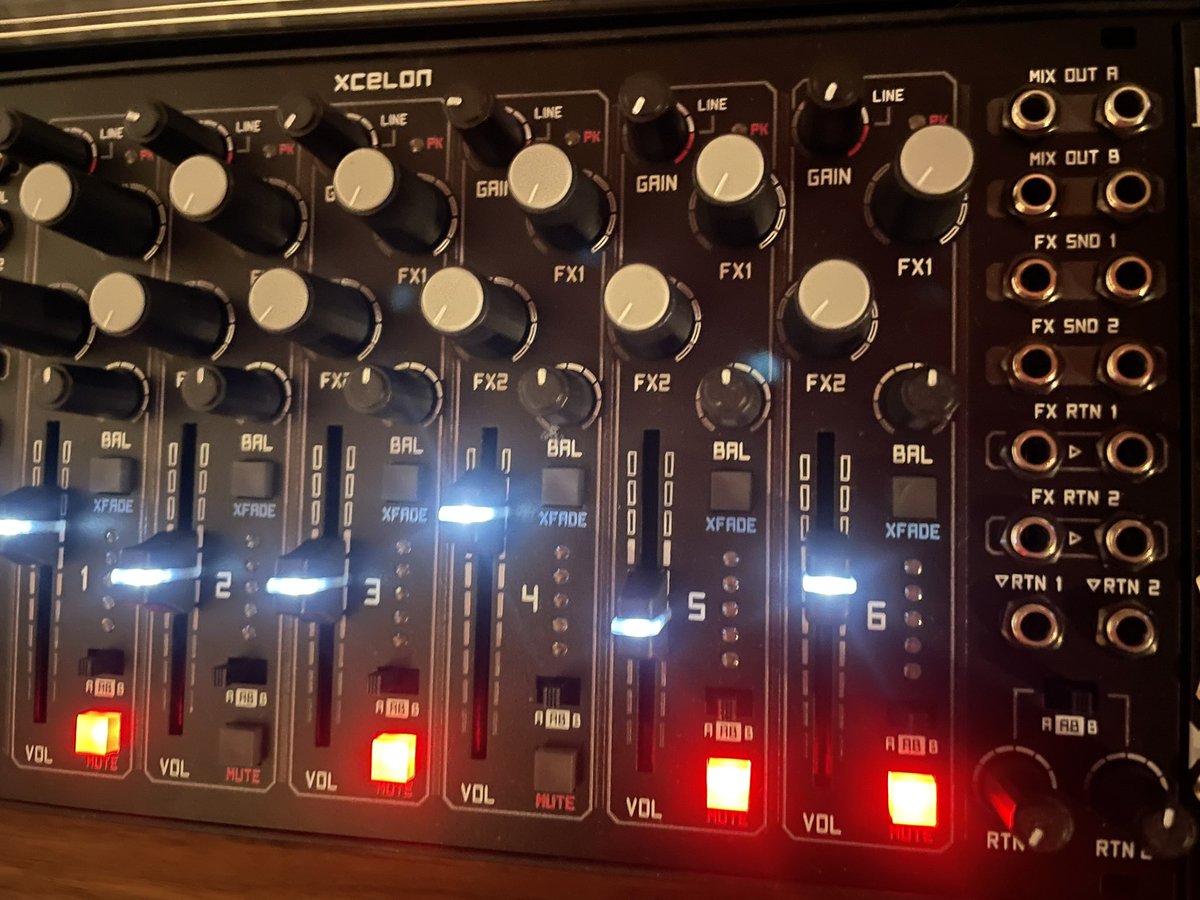 boutiquepedalny's tweet photo. 🔥🎛️ Eurorack用の究極ミキサー🎛️🔥フェーダー/ポット/スイッチのフィーリングが素晴らしい!音も最高!
そして便利なステレオインプット/アウトプット🩷🩷
こんなミキサーが欲しかった👍
https://t.co/Z49VPD6Vlu
#eurorack #modularsynth #boredbrain #xcelon #boutique #mixer #bpnyc https://t.co/Ukybn6NeuD
