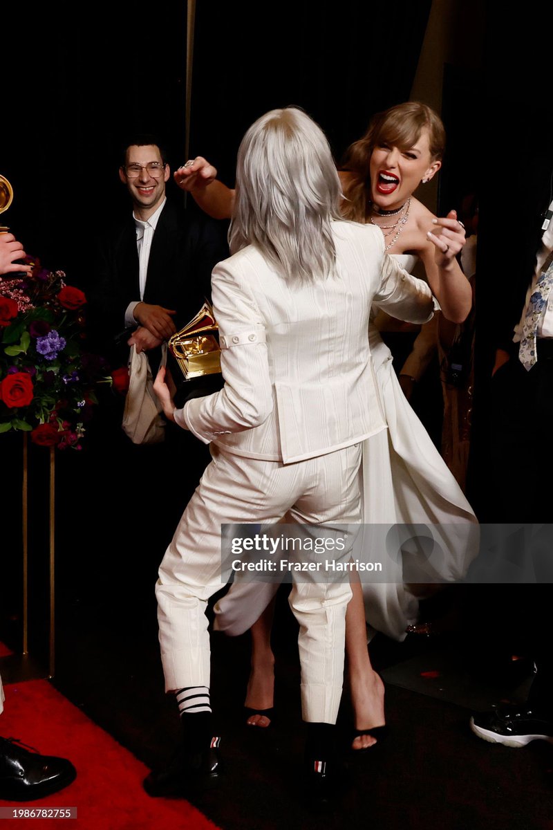 boygeniussource's tweet photo. Taylor Swift and Phoebe hugging tonight at the #Grammys https://t.co/E1vmNcDsQw