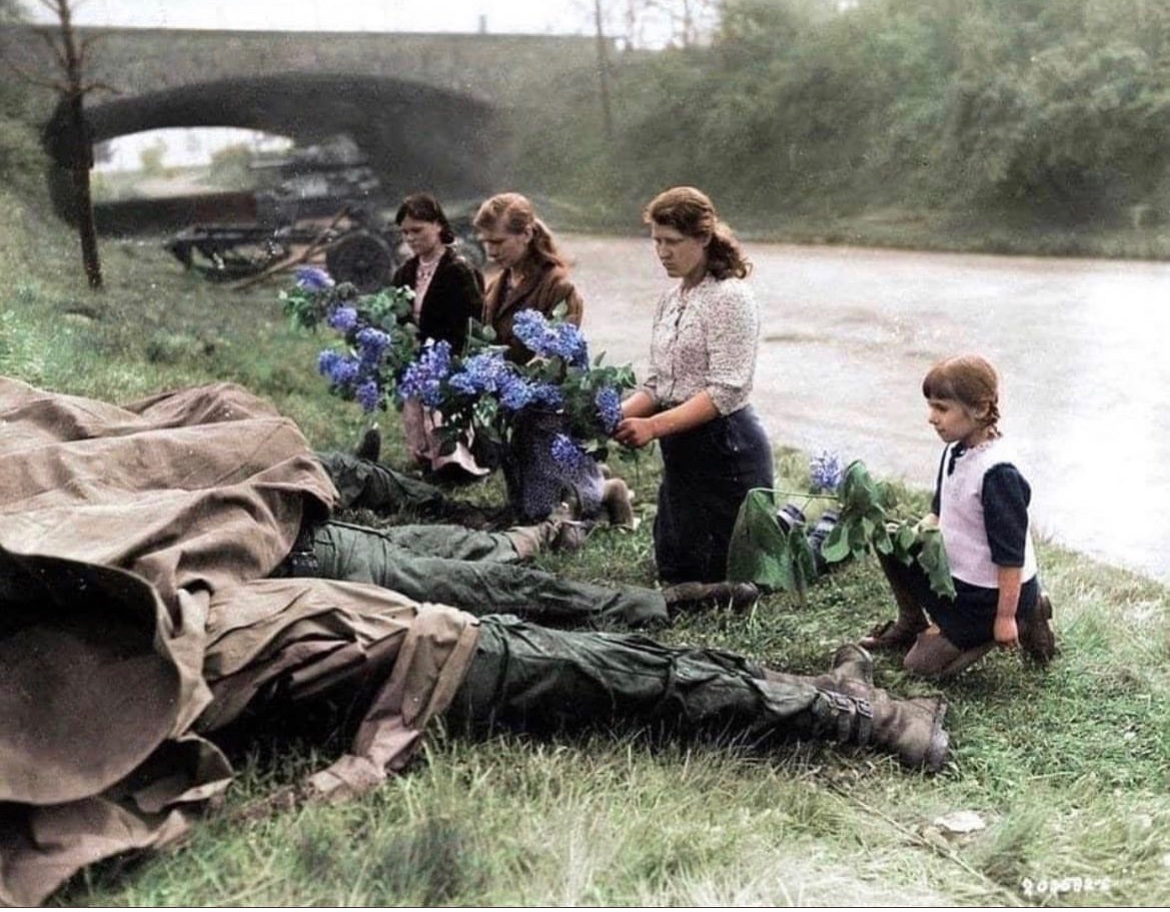 79 years ago today, 3 young women & a little girl, who were recently liberated from a German labor camp by the US Army, lay flowers at the feet of four American soldiers killed in Hilden, Germany. The soldiers were crew members of the M24 Chaffee tank in the background. 🇺🇸