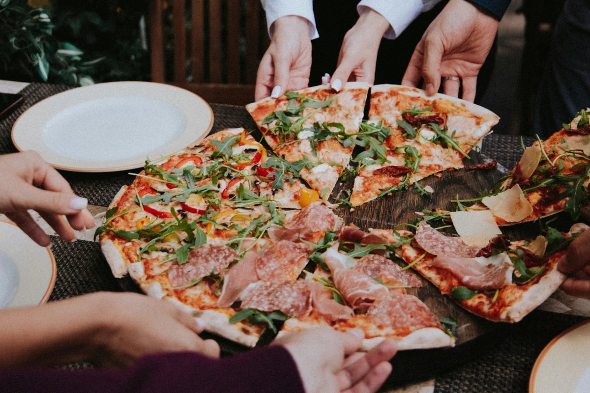 World Pizza Day: A Slice of Italian Culinary Heritage dlvr.it/T2JxKY #italy #worldpizzaday #worldpizzaday2024 #pizzaday #italianpizza