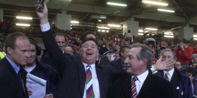 Triste nouvelle dans le monde du rugby! Barry John, le demi d'ouverture légendaire du Pays de Galles, nous a quittés. Il a marqué l'histoire du XV du Poireau dans les années 70. Une étoile s'éteint dans le ciel du rugby... #RIPBarryJohn ✨