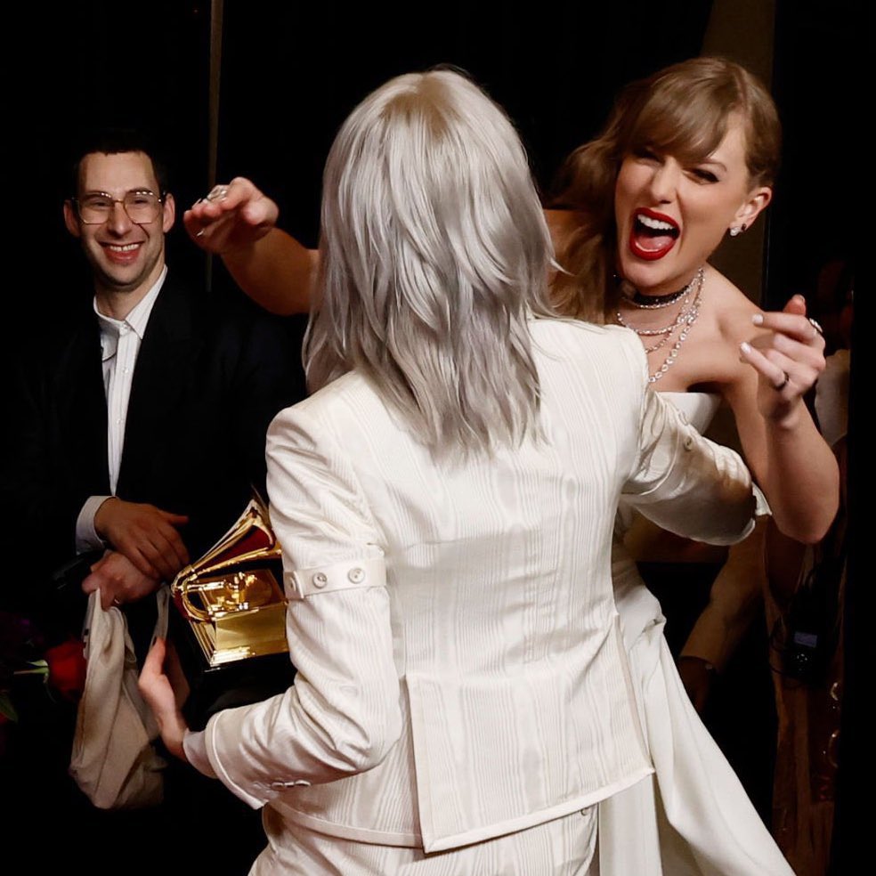 updateswiftbr's tweet photo. FOFURAS! Taylor Swift abraçando e parabenizando Phoebe Bridgers no #GRAMMYs. 🤍 https://t.co/LdAixTFIen