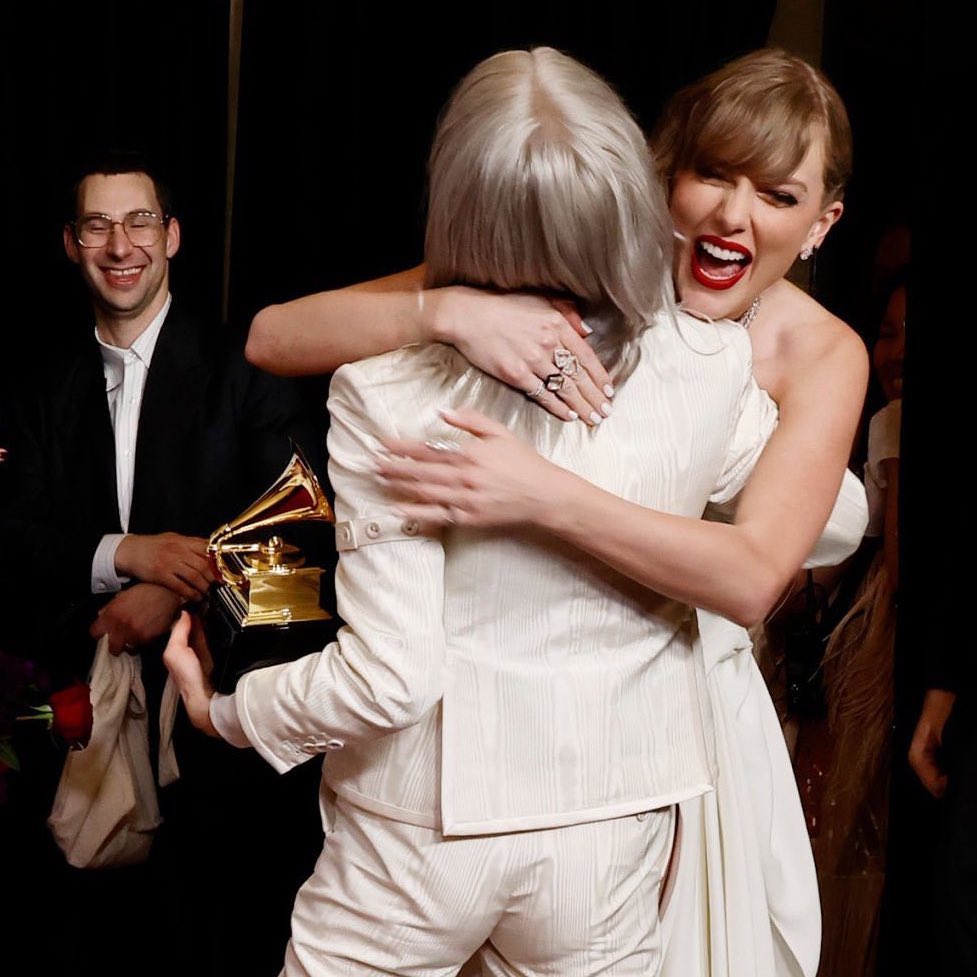 updateswiftbr's tweet photo. FOFURAS! Taylor Swift abraçando e parabenizando Phoebe Bridgers no #GRAMMYs. 🤍 https://t.co/LdAixTFIen