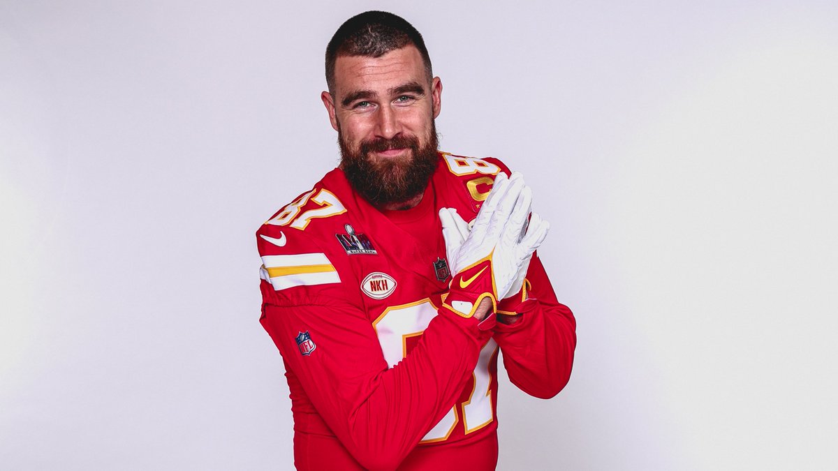 Chiefs's tweet photo. Big as the WHAT? 🏆 https://t.co/6OIWRewa6g