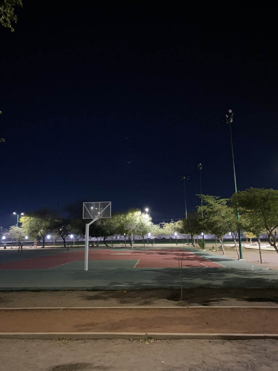 Sahulk612's tweet photo. @HermosilloGob porque apagan las luces tan temprano? Las luces sirven para iluminar lo obscuro, que caso tiene tenerlas? Quien coordina esto? Pocos espacios hay, mucha gente en el día. En la noche esta perfecto para venir.  Y este detalle lo arruina. @juanczuniga @elmitoteromx https://t.co/A1bkHOyAnC